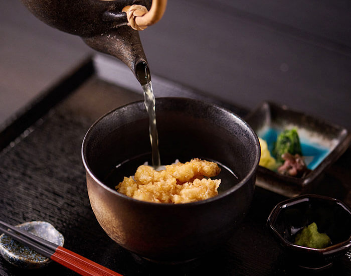 お茶注ぐ